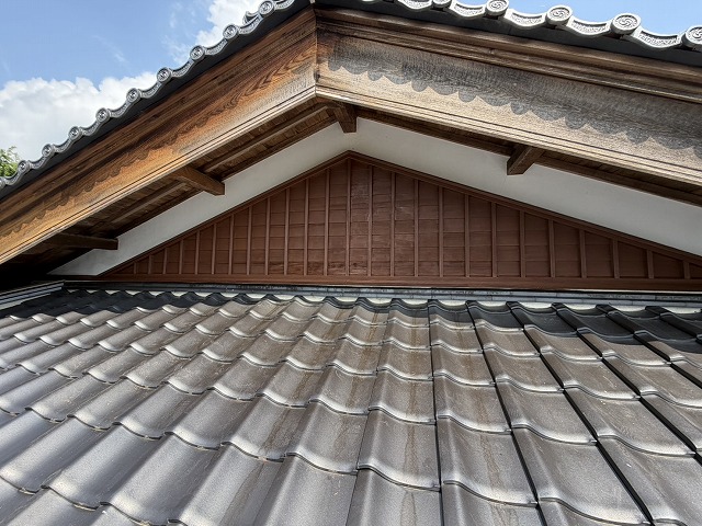 塗装後の妻壁木部
